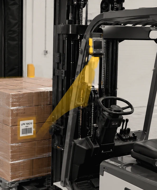 The CycleLink camera unit on a forklift mast reading the label on a loaded pallet
